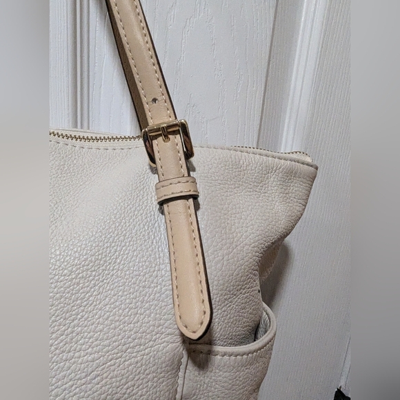 Michael Kors Jet Set Tote - Picture 10 of 16